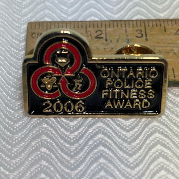 Fitness award lapel pi. For collecting 2006 police - Picture 1 of 2